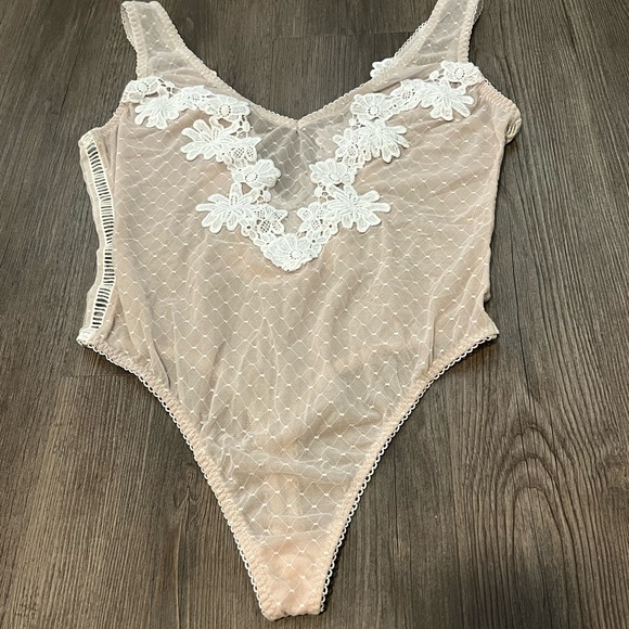 Crotchet/Lace VS white/nude bodysuit lingerie - Picture 1 of 6